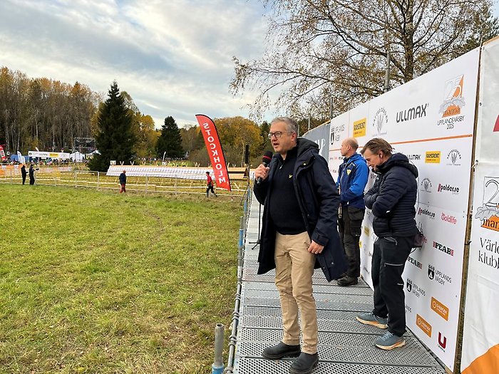 Kommunstyrelsens ordförande Mathias Bohman håller invigningstal på scen under orienteringstävlingen 25-manna.