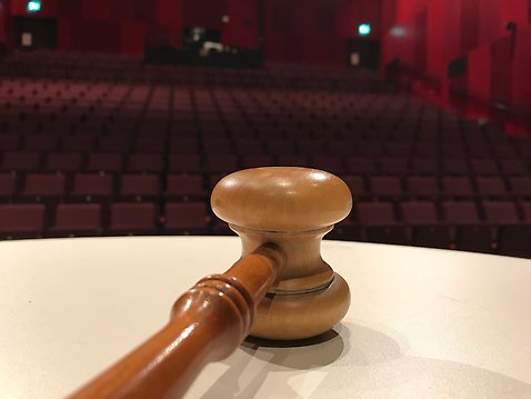 Ordförandeklubba på ett bord i kulturhuset Messingen.