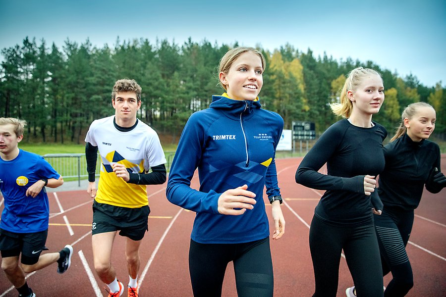 Bild på triathlonelever som stretchar. Bild på triathlontränare.